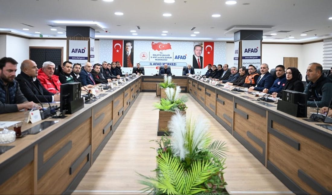 Malatya Kar Yağışına Karşı Teyakkuzda: 3 Bin 554 Personel Sahada! Malatya Valisi Seddar Yavuz başkanlığında gerçekleştirilen Afet Koordinasyon Toplantısı’nda, il
