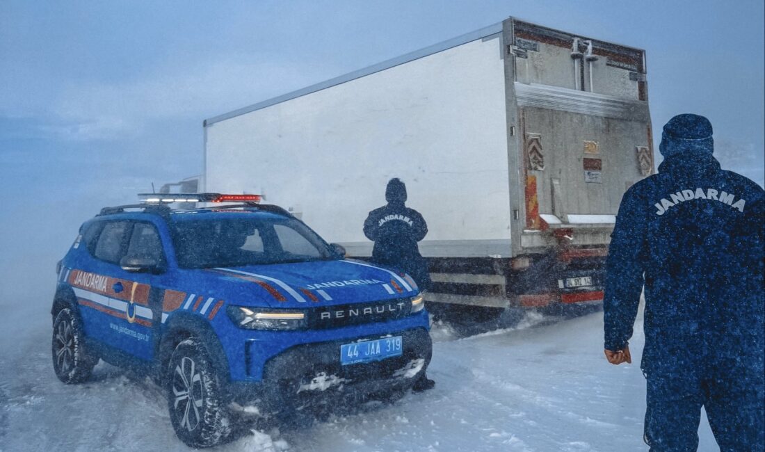 Yoğun kar yağışı ve tipi nedeniyle Malatya genelinde bazı yollar