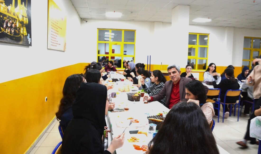 Maarifin Kalbinde İlk Sahur Programı Malatya İl Milli Eğitim Müdürü Behçet Bakır, Battalgazi’deki Niyazi Mısri