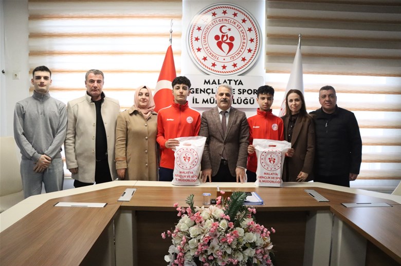 Röveşata Gol Genç Yetenekleri Zirveye Taşıdı Malatya’da düzenlenen Okul Sporları futbol müsabakaları, futbol tarihine geçecek anlara