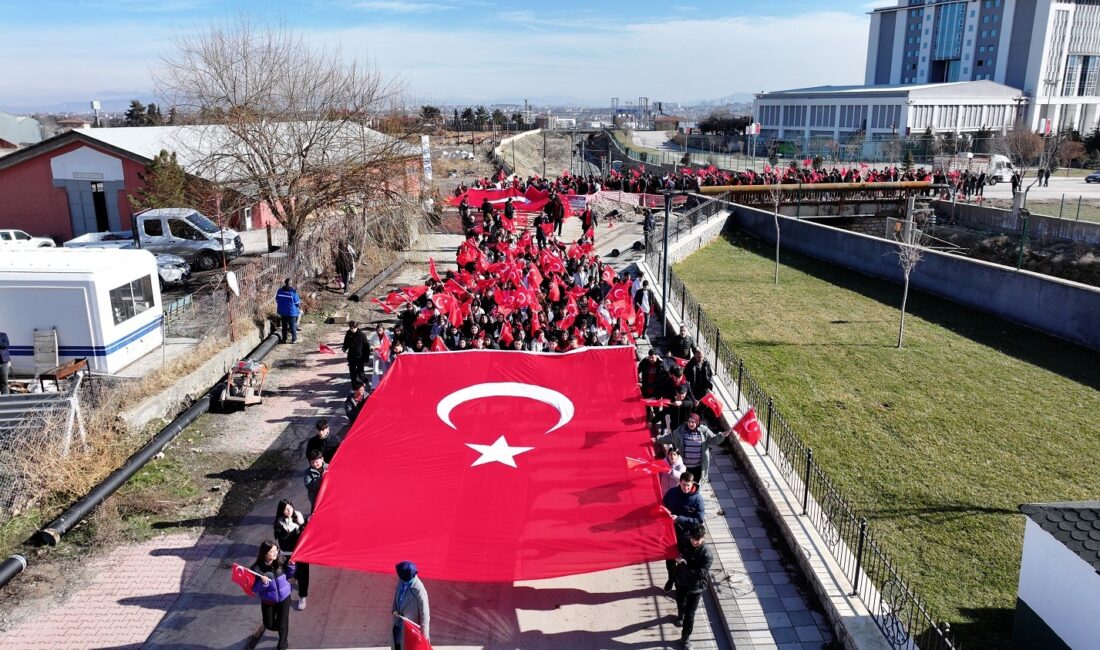 “Tek Bayrak, Tek Vatan” Gençlik Bayrak Yürüyüşü’nde Gurur Dolu Anlar Yaşandı Yeşilyurt Belediyesi’nin ev sahipliğinde, Malatya İl Milli Eğitim Müdürlüğü ile