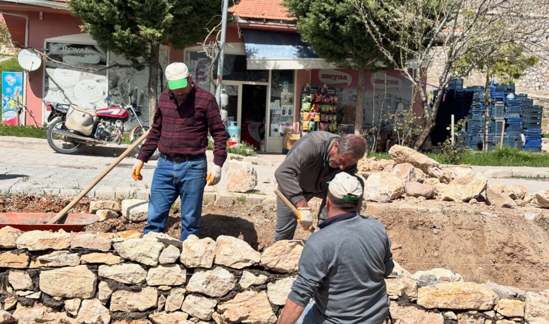 Malatya’nın Arapgir ilçesinde belediye ekipleri, bozulan yolları yenileyerek ulaşım güvenliğini