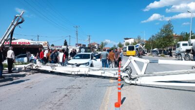 Malatya’nın Battalgazi ilçesinde bir inşaatta çalışan beton pompası devrildi. Olayda