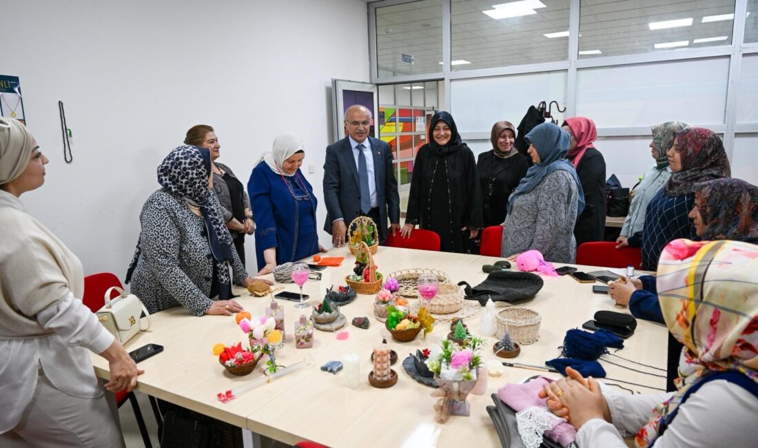 Malatya Büyükşehir Belediye Başkanı Sami Er, belediye kurslarında kadınların hazırladığı