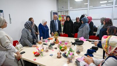 Malatya Büyükşehir Belediye Başkanı Sami Er, belediye kurslarında kadınların hazırladığı