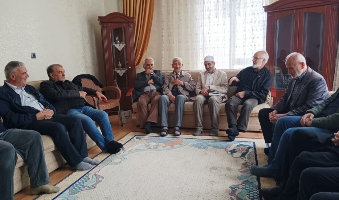 Faik Erdoğan Camisi cemaati, 84 yaşındaki Fevzi Özbey’i evinde ziyaret