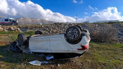 Malatya’nın Doğanşehir ilçesinde kontrolden çıkarak şarampole devrilen otomobilin sürücüsü yaralandı.