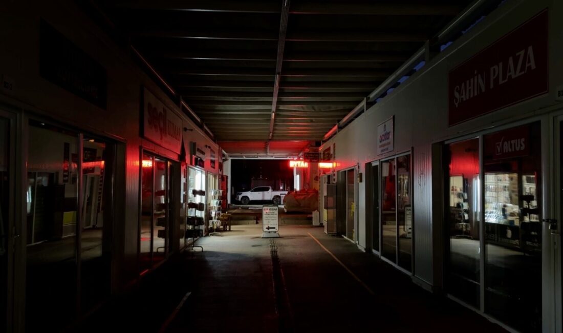 Emlak Konut Geçici Ticaret Merkezi’nde ortak aydınlatmaların kesilmesi çarşı esnafını