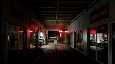 Emlak Konut Geçici Ticaret Merkezi’nde ortak aydınlatmaların kesilmesi çarşı esnafını