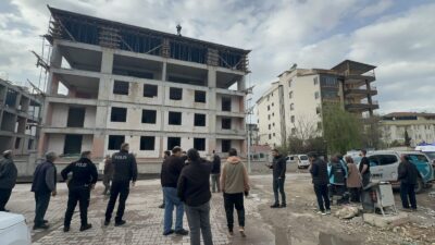 Yeşilyurt’ta yerinde dönüşüm inşaatında çalışan bir işçi, aylarca tahsil edemediği