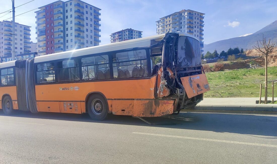Malatya-Elazığ karayolunda hafriyat kamyonunun belediye otobüsüne çarpması sonucu 20 yolcu