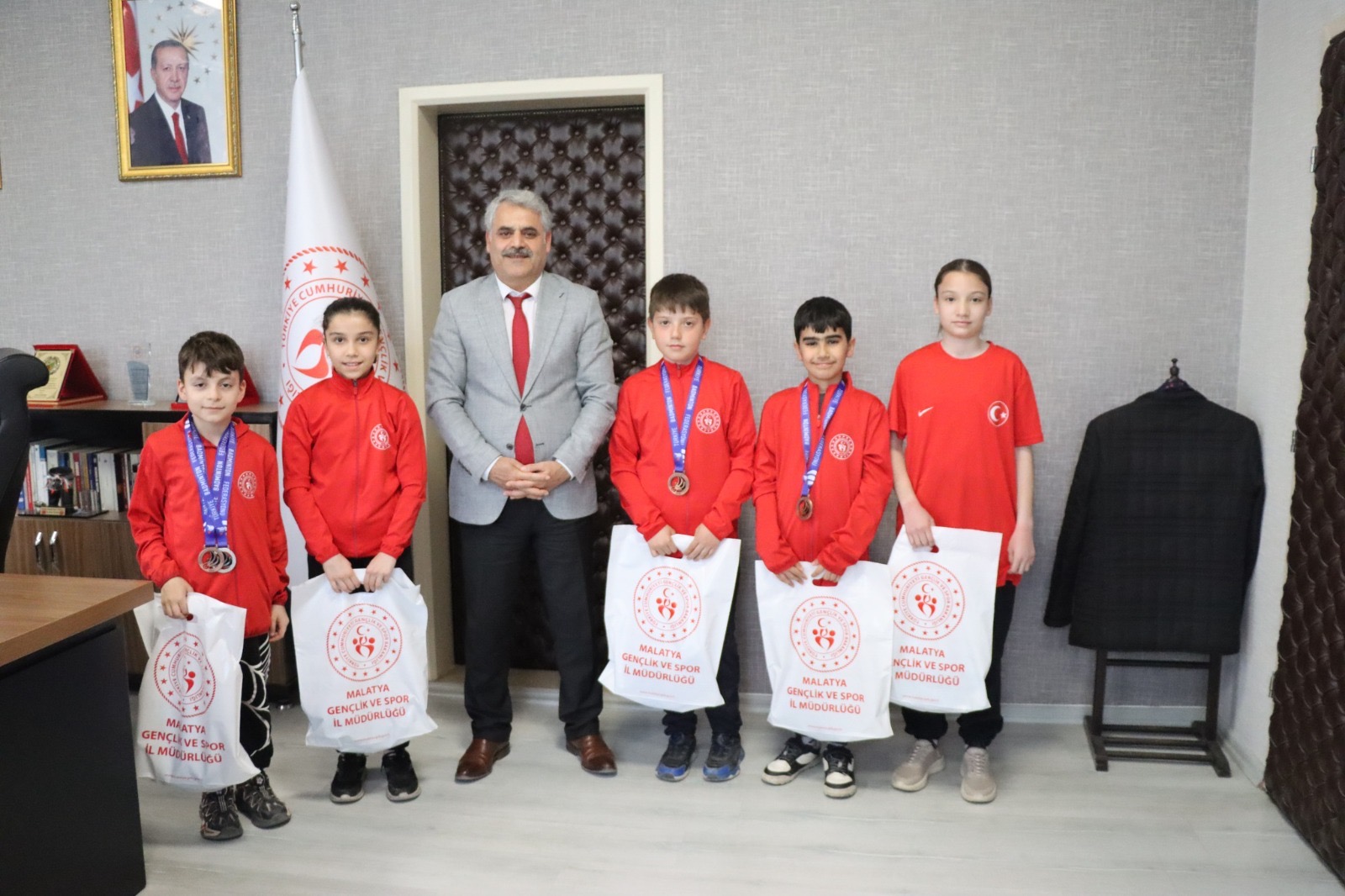 MAmasya’da düzenlenen Türkiye Badminton Şampiyonası’nda derece elde eden Malatyalı sporcular,