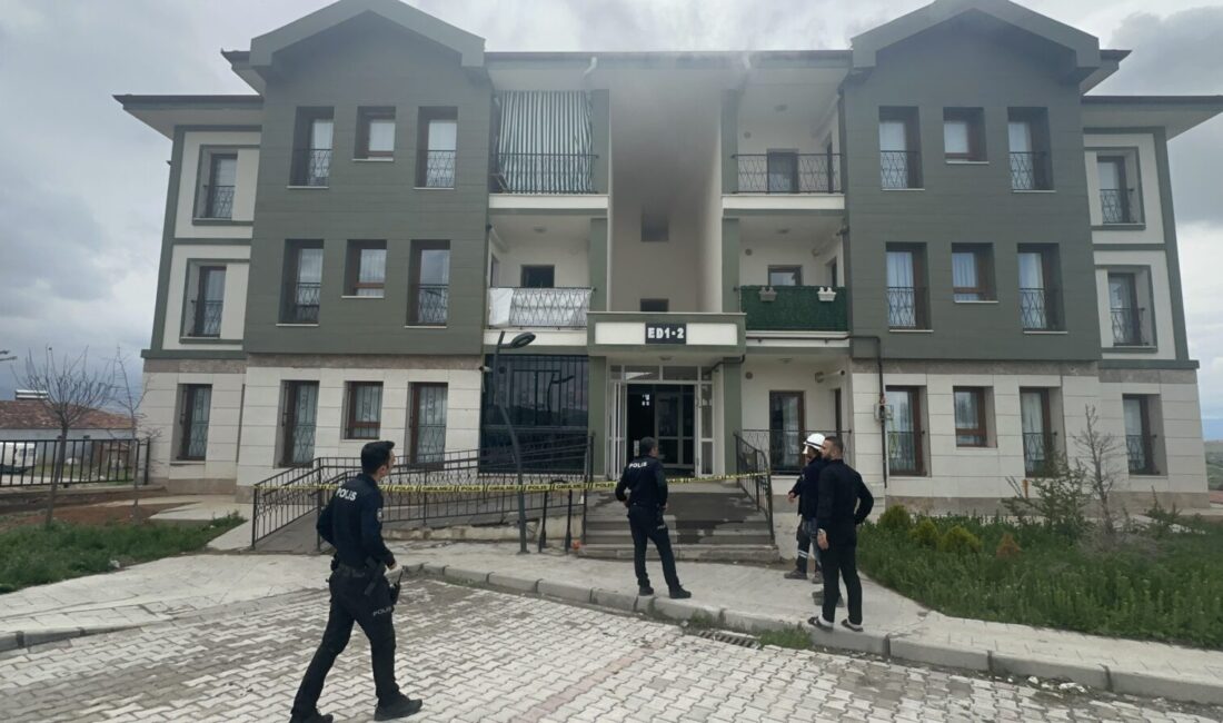 TOKİ konutlarında çıkan yangında bina tahliye edilirken, dumandan etkilenenlere müdahale