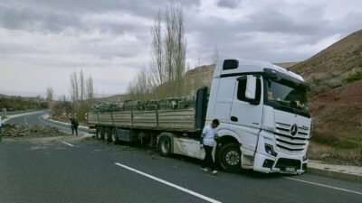 Kontrolden çıkan tır karşı şeride geçerken, yola savrulan yük nedeniyle