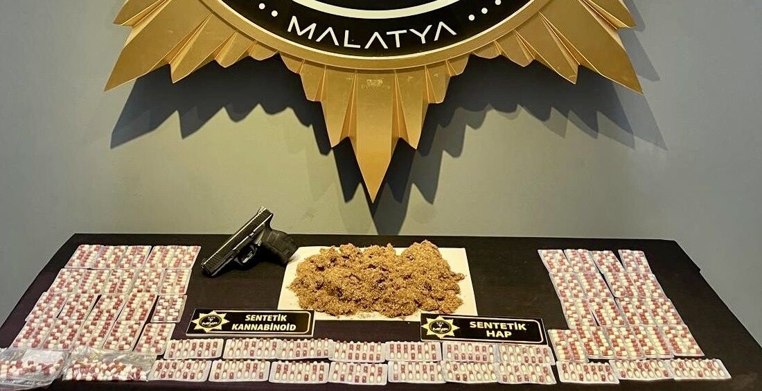 Malatya’da sokak satıcılarına yönelik operasyonda gözaltına alınan 5 şüpheli, çıkarıldıkları