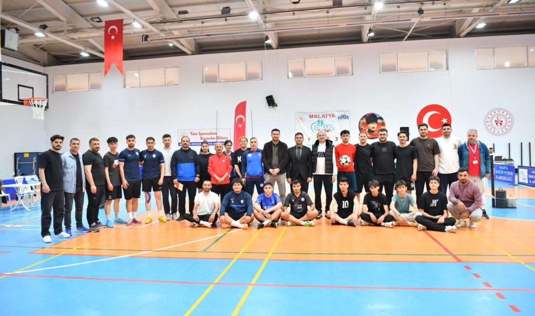 Yeşilyurt Belediyesi’nin düzenlediği ayak tenisi turnuvası, yüksek tempolu maçlar ve