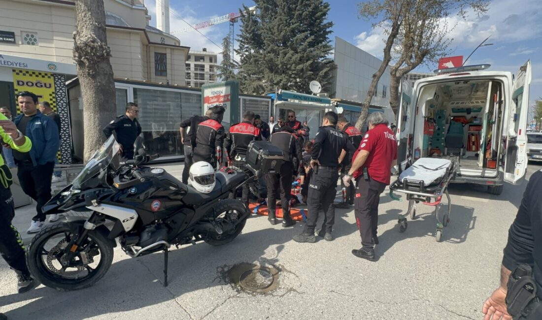 Battalgazi Belediyesi önünde otomobille çarpışan motosikletli Yunus timinde görevli 2