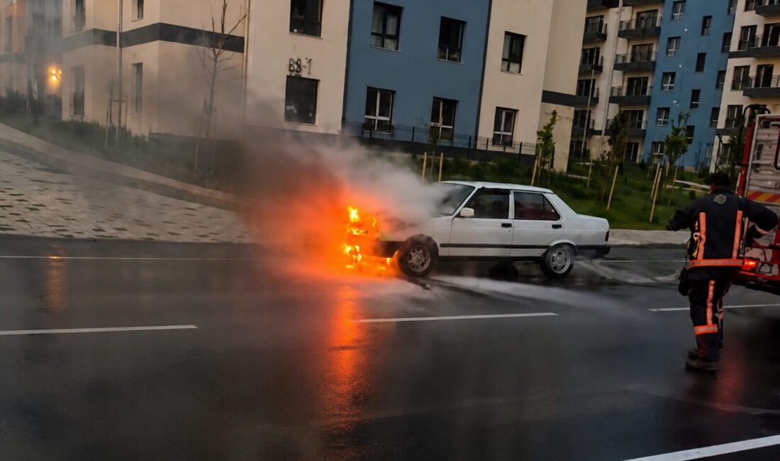 Malatya’nın Battalgazi ilçesinde motor kısmından alev alan araç, itfaiye ekiplerinin