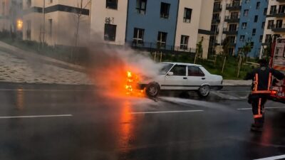 Malatya’nın Battalgazi ilçesinde motor kısmından alev alan araç, itfaiye ekiplerinin