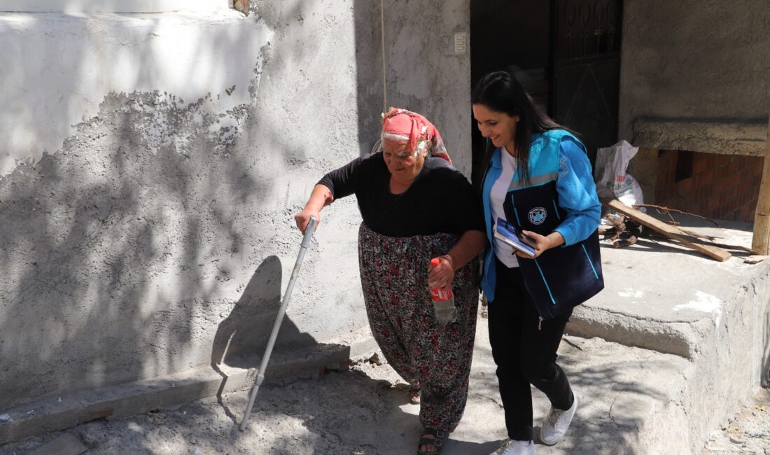 Battalgazi Belediyesi, ilçe genelinde yalnız yaşayan yaşlıları ziyaret ederek gönül