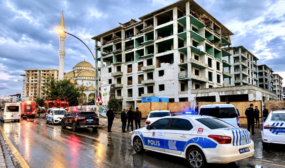 Bayram Öncesi Bir İşçi Eylemi Daha: İnşaatın Çatısına Çıkıp Haklarını Aradılar Malatya’da alacaklarını alamadıklarını iddia eden inşaat işçileri, çıktıkları binanın çatısında