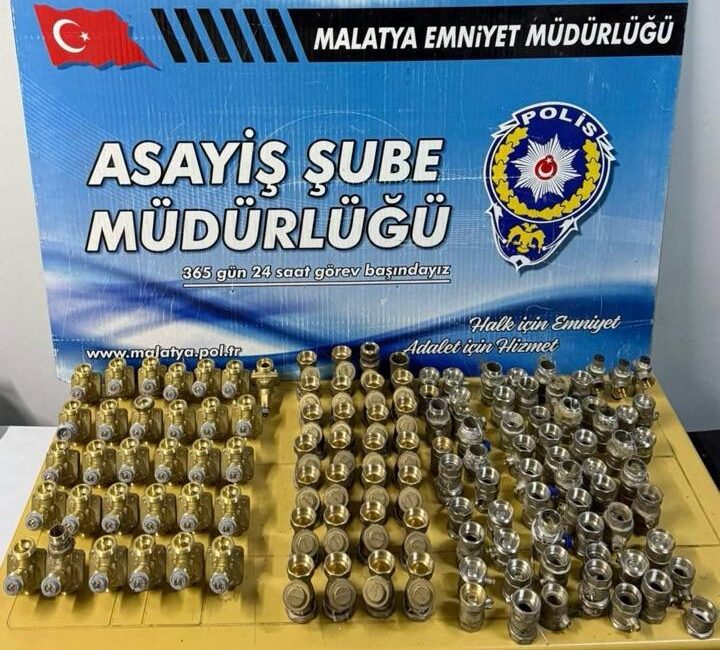 Çaldığı Tesisat Malzemeleriyle Yakayı Ele Verdi Malatya’da şantiye alanından tesisat malzemeleri çaldığı belirlenen şüpheli, polis ekiplerinin