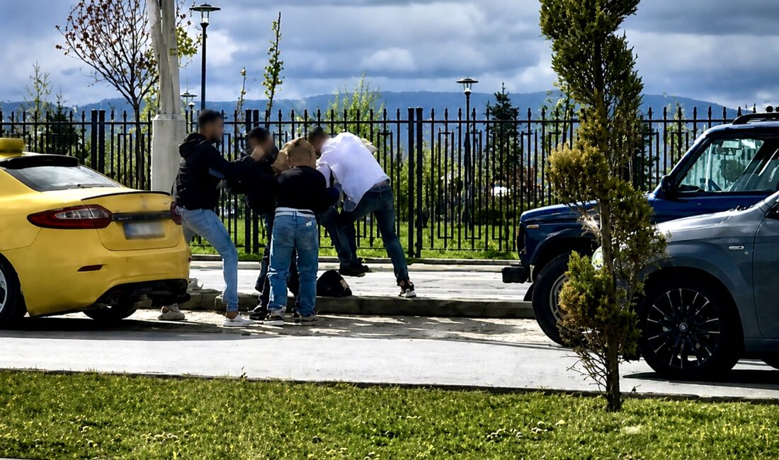 Malatya’da çevreyolunda iki sürücü arasında çıkan tekme tokat kavga cep