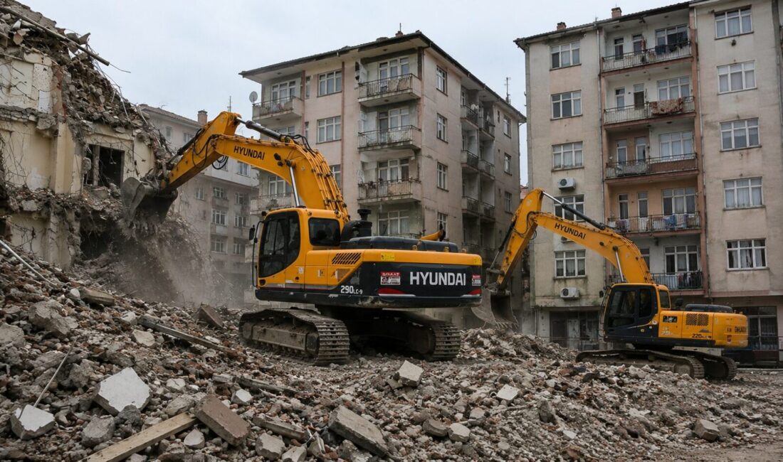 Deprem Bölgesinde Açılan Davalar Yıkım Süreçlerini Uzattı Deprem bölgelerinde ağır hasarlı ve riskli yapılara ilişkin açılan binlerce
