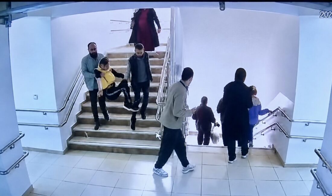 Depremde Kahraman Öğretmenler: Öğrencilerini Kucaklayıp Güvene Taşıdılar Malatya’da 5.6 büyüklüğündeki depremde görme engelli öğrencilerin yaşadığı panik güvenlik