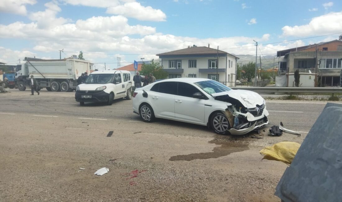 Malatya’nın Doğanşehir ilçesinde hafif ticari araç ile otomobilin çarpıştığı trafik