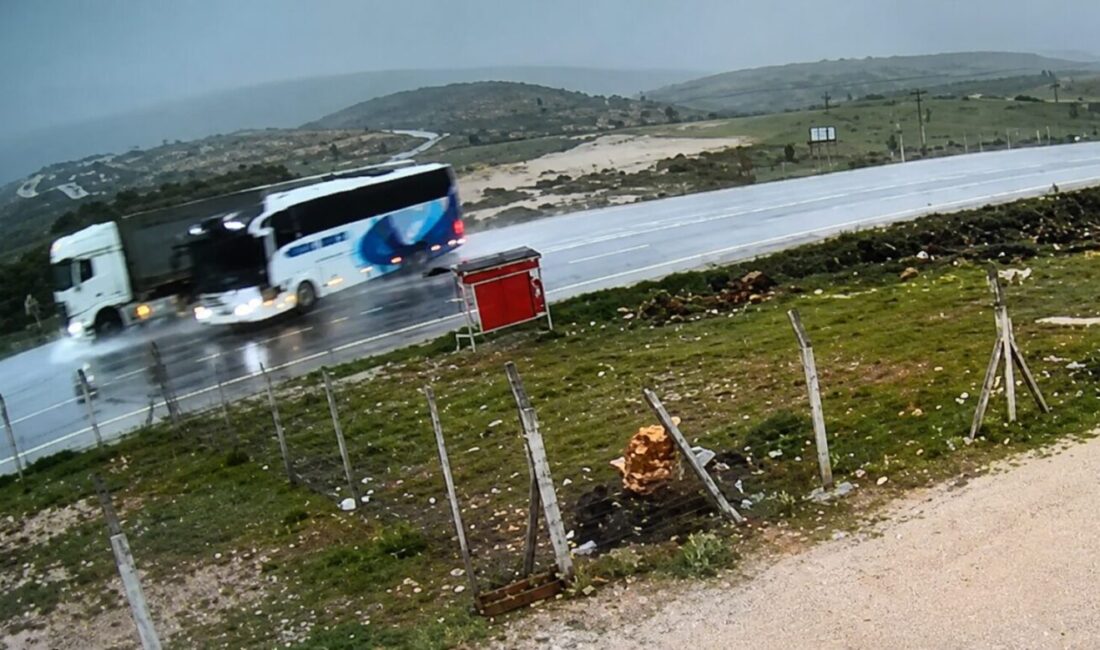 Muş’tan Antalya’ya giden yolcu otobüsünün karıştığı kazada 3 kişi hayatını