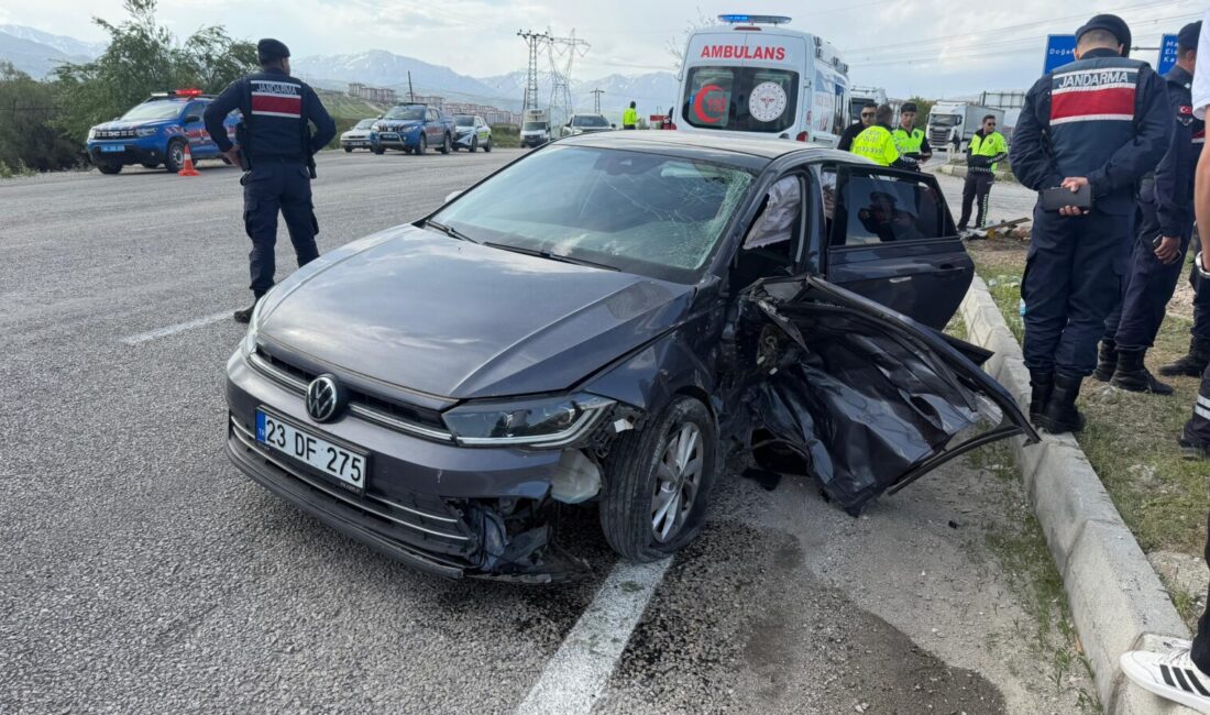 Doğanşehir’de kavşakta iki otomobilin çarpışması sonucu meydana gelen trafik kazasında