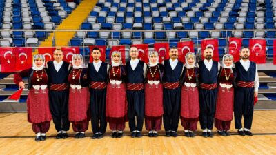 Malatya’da düzenlenen halk oyunları grup yarışmalarında sahne alan ekipler arasında