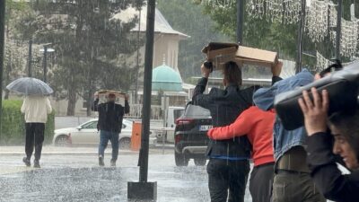 Malatya’da öğle saatlerinde etkili olan dolu yağışı kentte kısa süreli