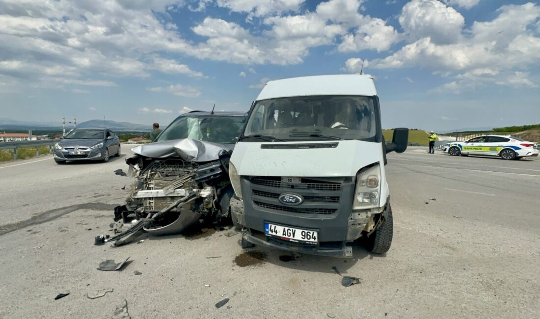 Malatya’da minibüs ile hafif ticari aracın çarpıştığı trafik kazasında 8