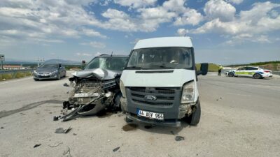 Malatya’da minibüs ile hafif ticari aracın çarpıştığı trafik kazasında 8