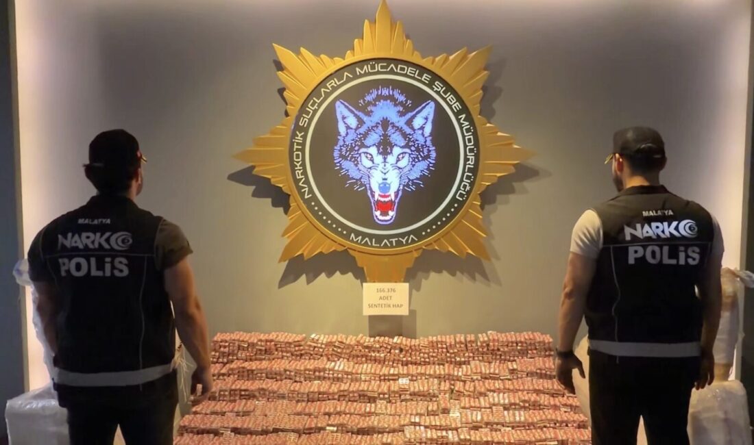 Malatya’da Rekor Uyuşturucu Operasyonu: 166 Bin Sentetik Hap Ele Geçirildi Malatya’da narkotik ekiplerince düzenlenen operasyonda 166 bin 376 adet sentetik