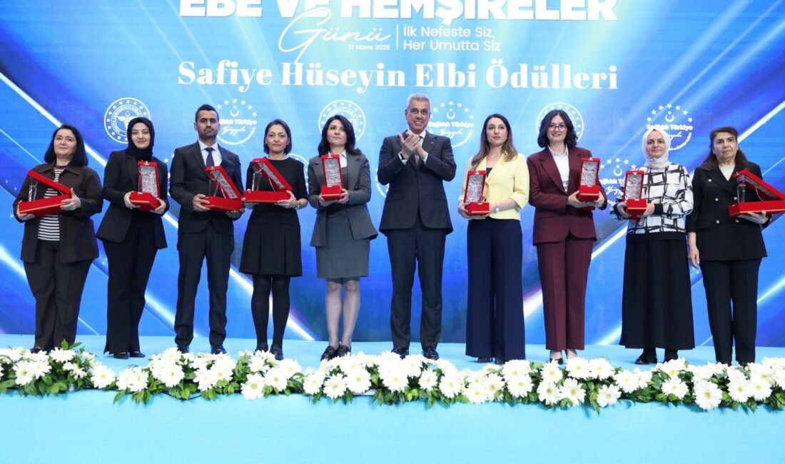 Malatya’ya Sağlık Alanında Gurur Ödülü Battalgazi Devlet Hastanesi’nde görev yapan ebe ve hemşire Ayşe Tekedereli,