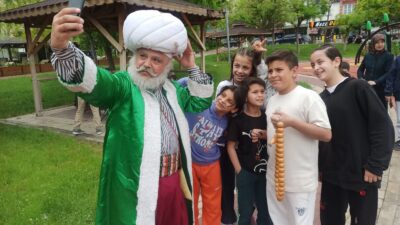 Malatya’da yaşanan şiddetli deprem sonrası vatandaşlra park ve bahçelere akın