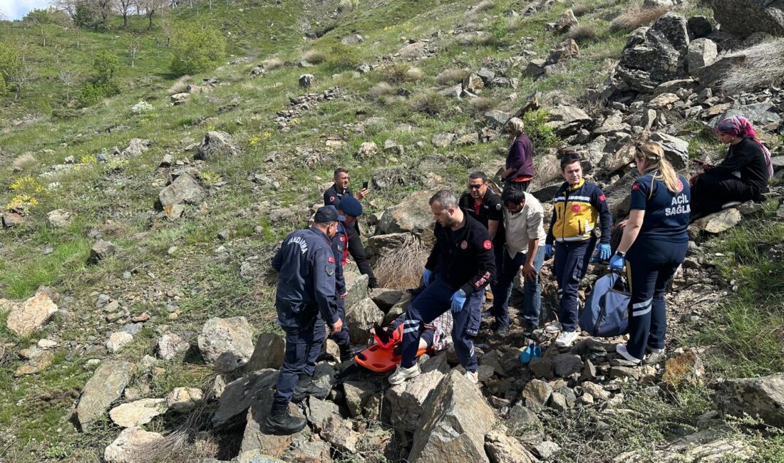 Pütürge’de Kayalıklarda Mahsur Kalan Yaşlı Kadın Kurtarıldı Malatya’nın Pütürge ilçesinde keçilerini otlatırken kayalıklardan düşen 80 yaşındaki kadın,