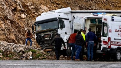 Malatya’nın Doğanşehir ilçesinde kontrolden çıkan tırın yoldan çıkması sonucu sürücü