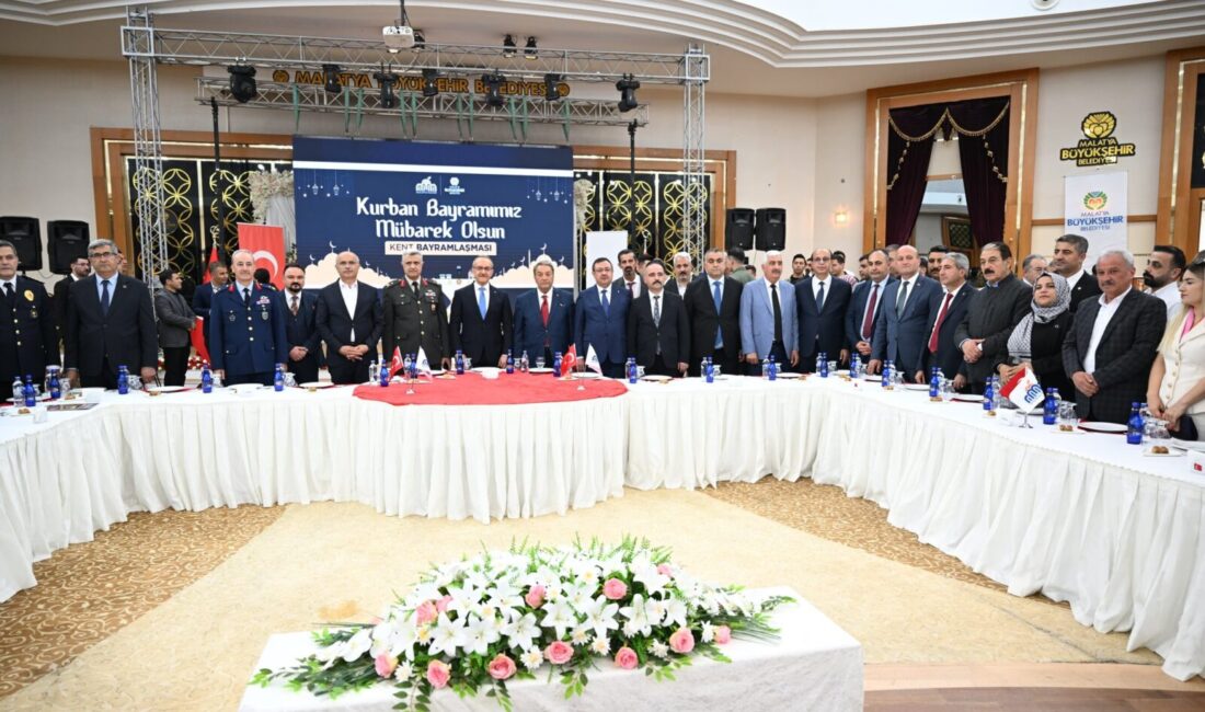 Malatya Valisi Seddar Yavuz, kent bayramlaşması programında deprem sonrası yürütülen