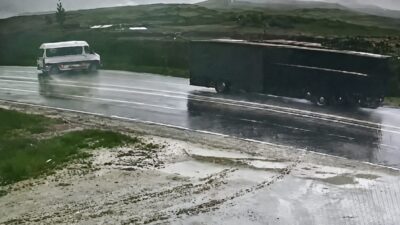 Malatya’da yağış nedeniyle kayganlaşan yolda kontrolden çıkan yolcu minibüsünün şarampole