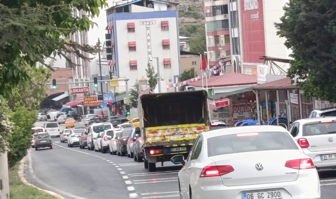 Yollarda Bayram Yoğunluğu Yaşanıyor Malatya’nın Darende ilçesinden geçen D-300 Devlet Karayolu’nda, Kurban Bayramı tatilinin