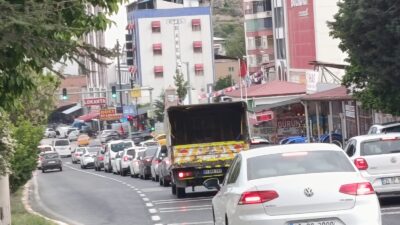 Yollarda Bayram Yoğunluğu Yaşanıyor Malatya’nın Darende ilçesinden geçen D-300 Devlet Karayolu’nda, Kurban Bayramı tatilinin