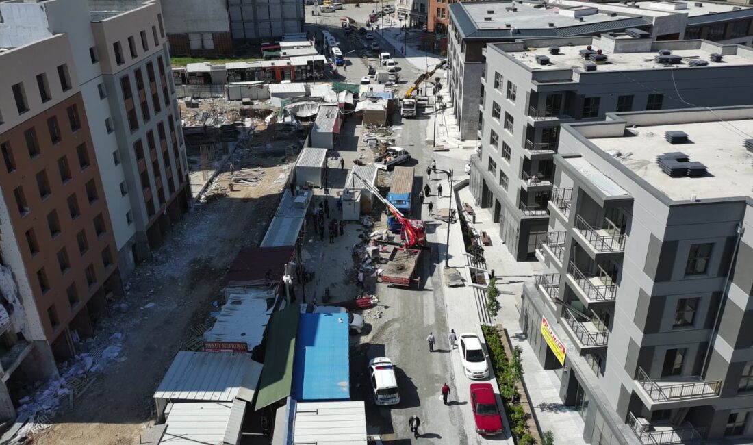 Akpınar’da Konteyner Dönemi Sona Eriyor Deprem sonrası geçici çözüm olarak kurulan iş yeri konteynerlerinin kaldırılması