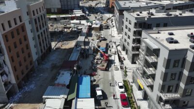 Deprem sonrası geçici çözüm olarak kurulan iş yeri konteynerlerinin kaldırılması