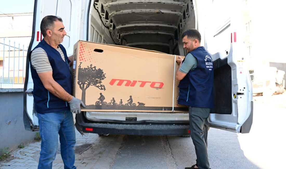Başarılı Öğrencilere Karne Sürprizi Battalgazi Belediyesi, sosyal destekten yararlanan ailelerin başarılı çocuklarını karne döneminde