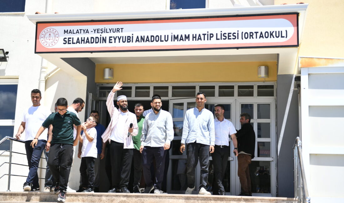 Sosyal medyada seslendirdiği ilahilerle geniş kitlelerin beğenisini kazanan ilahi sanatçısı