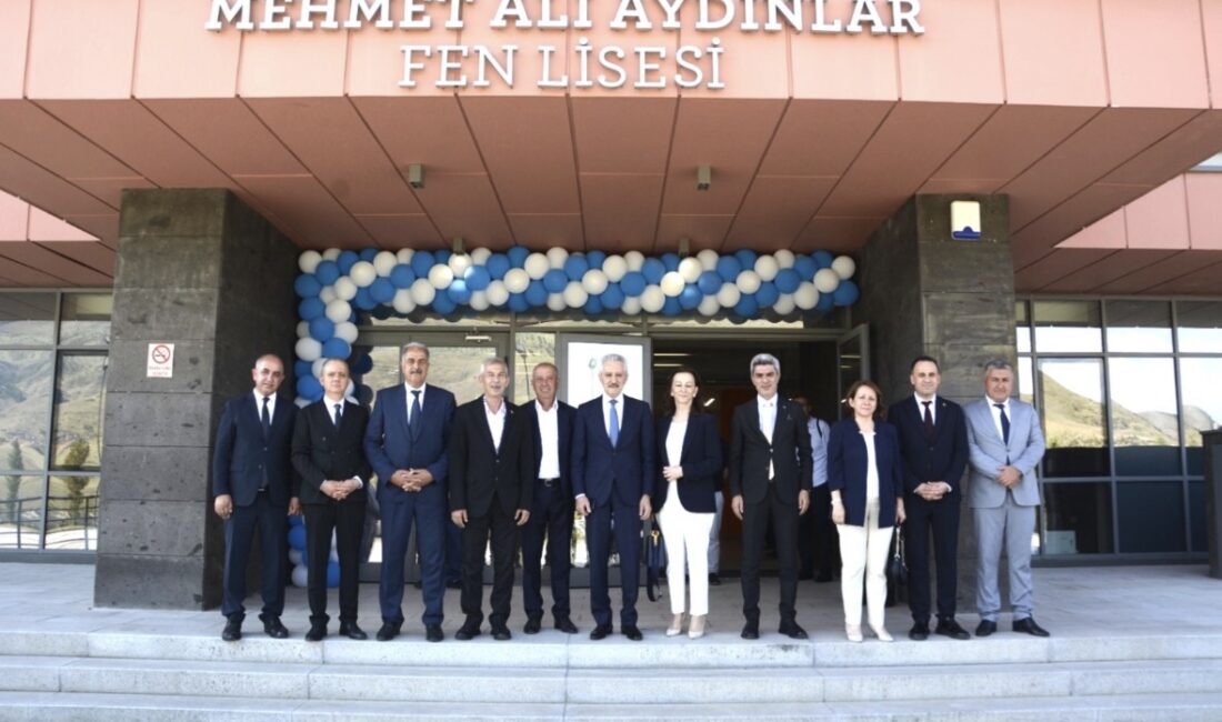 Cömertoğlu’ndan Aydınlar’a Teşekkür: “Eğitime Yapılan Yatırım En Kıymetli Yatırımdır” Arapgir Belediye Başkanı Haluk Cömertoğlu, Mehmet Ali Aydınlar Fen Lisesi’nde